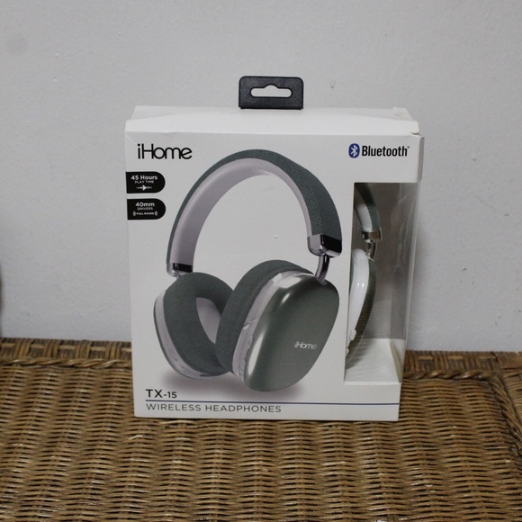 iHome TX--15 Bluetooth 45 Hour Play Time Headphones. Sz. 40mm Drivers.  Wireless - Picture 2 of 7